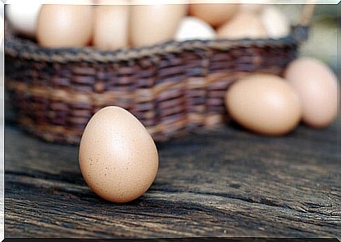 a basket of scattered chicken eggs